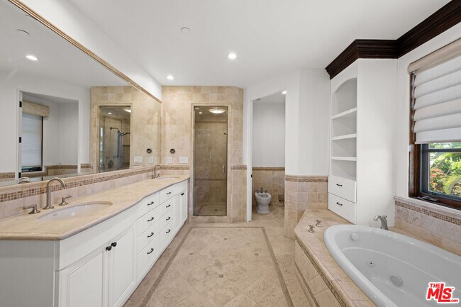 Building Photo - 305 N Palm Dr