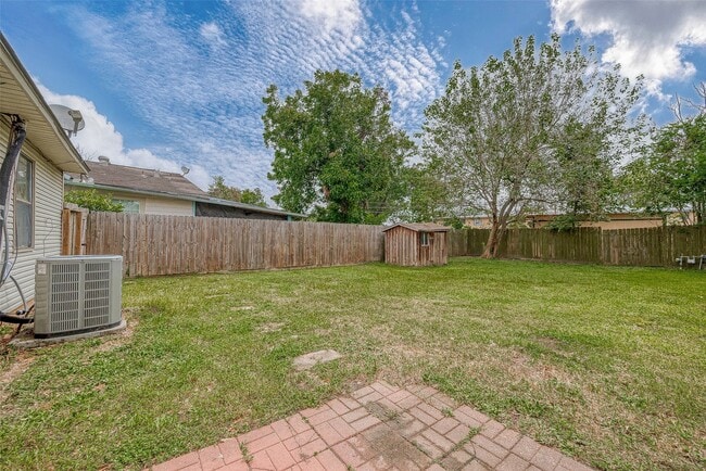 Building Photo - 2051 Santa Rosa St