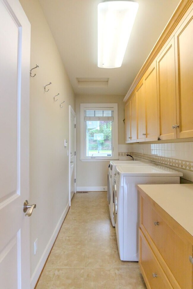 Building Photo - 4Bd/4Ba Seattle Home