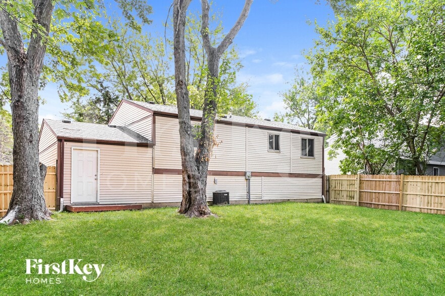 Building Photo - 910 Woodlark Dr
