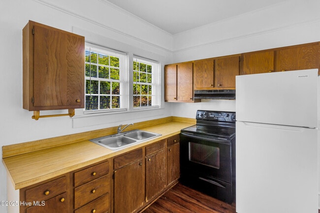 Building Photo - 407 Hoke St