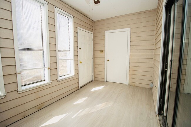 Building Photo - 2 Bedroom, 2 Bath Condo at Village Creek -...