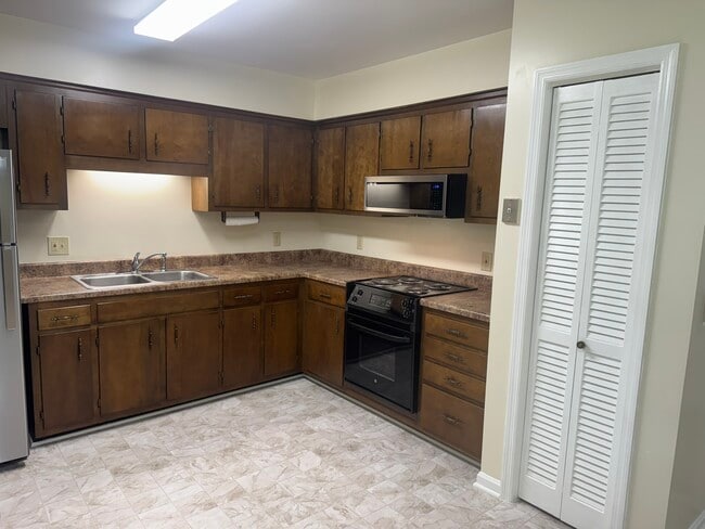 Building Photo - 369 Deer Lake Dr