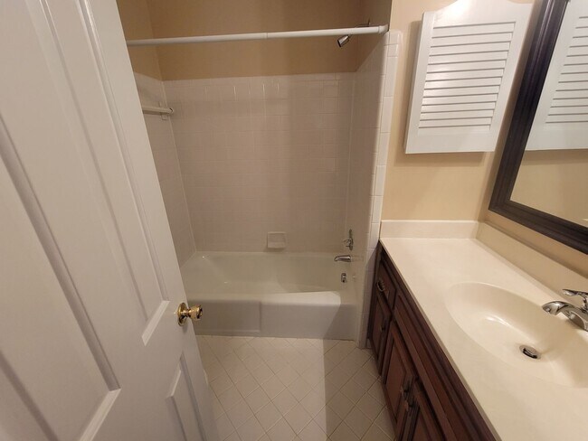 Building Photo - 2 Bedroom 2.5 Bathroom Townhome