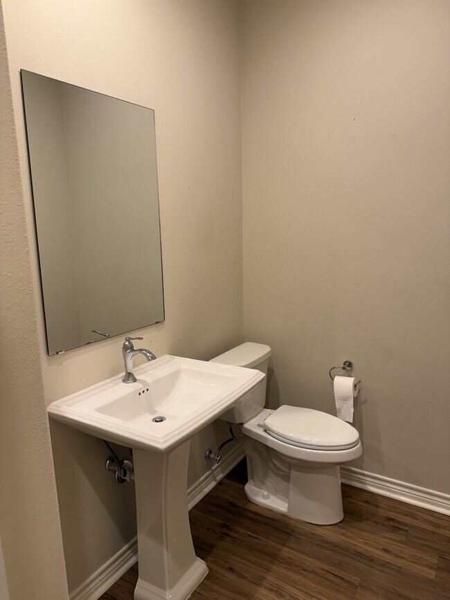 Building Photo - 5670 Shadowbend Cir N