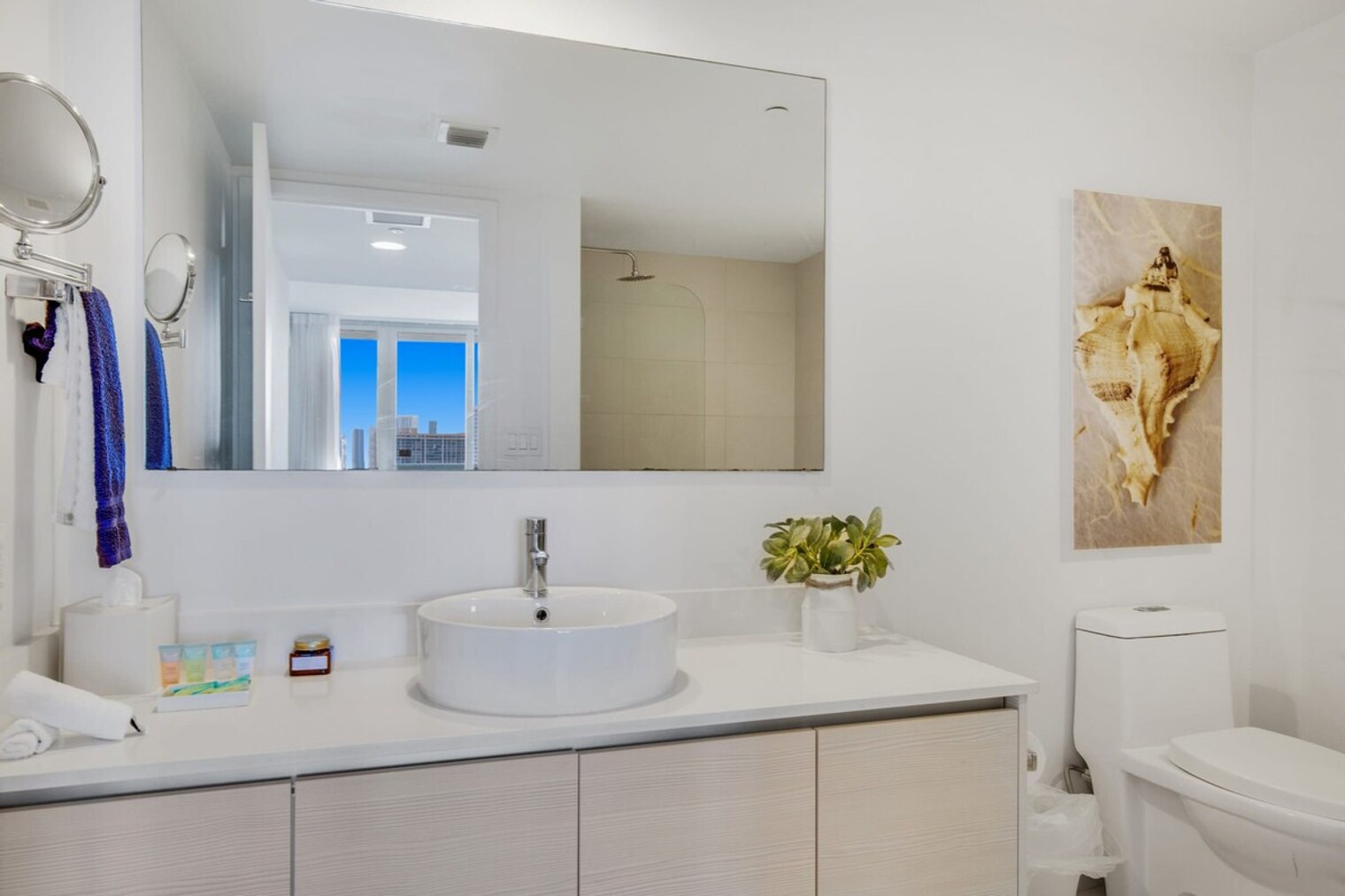 Building Photo - 2602 E Hallandale Beach Blvd