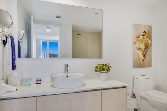 Building Photo - 2602 E Hallandale Beach Blvd
