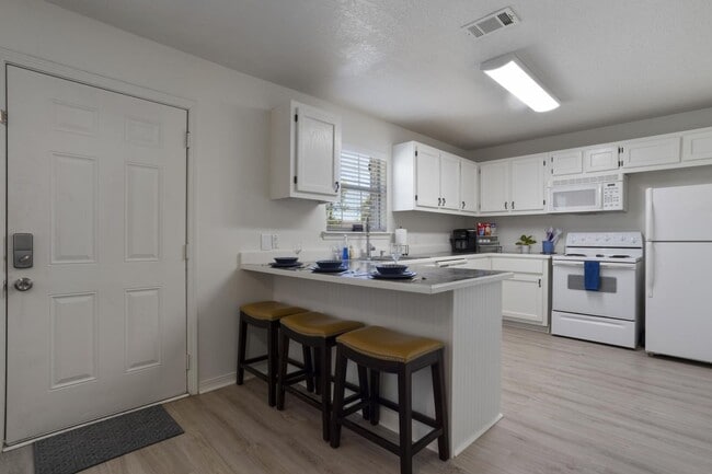 Building Photo - Gulfport Duplex