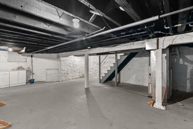 Building Photo - Modern Spacious  2 Bed  and 1.5  Bath Cond...