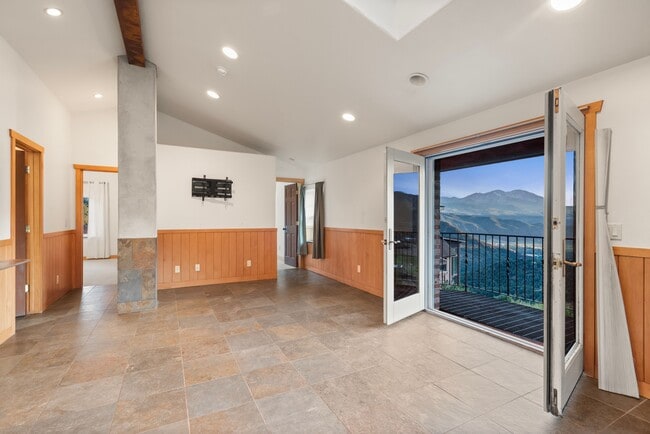Building Photo - 2800 Cedar Dr
