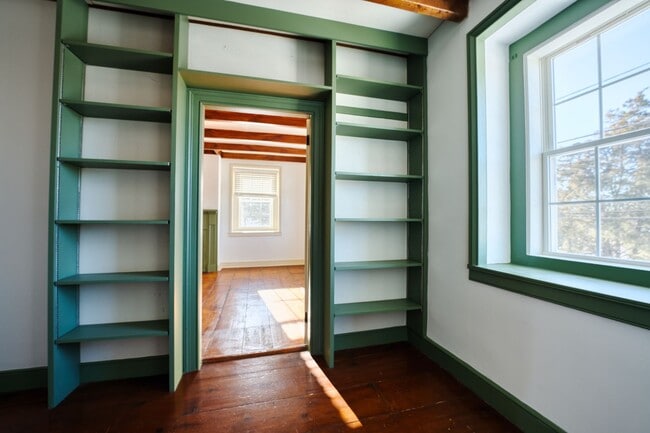 Building Photo - Beautiful 4 Bedroom Farm House