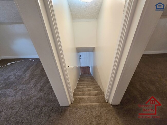 Building Photo - 1364 Crescent Dr