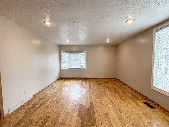 Building Photo - 1201 E 5600 S