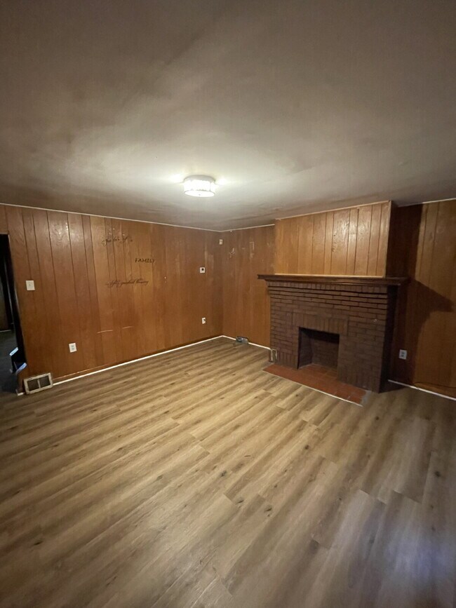 Building Photo - Spacious 3 bedroom with Off street parking!