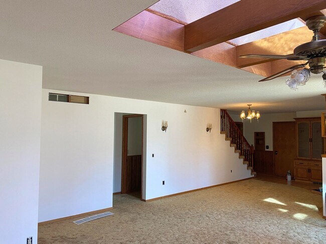 Building Photo - 3 Bedroom house in Buhler