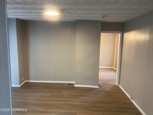 Building Photo - 133 Leonard Ave