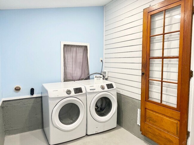 Building Photo - Stylish 2 Bedroom, 1.5 Bath Home with Vintage Charm + Modern Upgrades