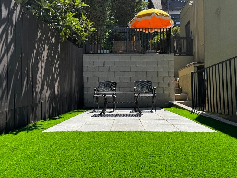 Backyard Space 3 - 2343 Earl St