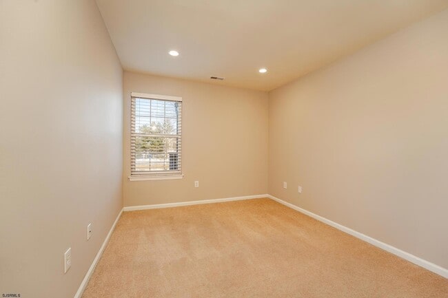 Building Photo - 558 London Ct