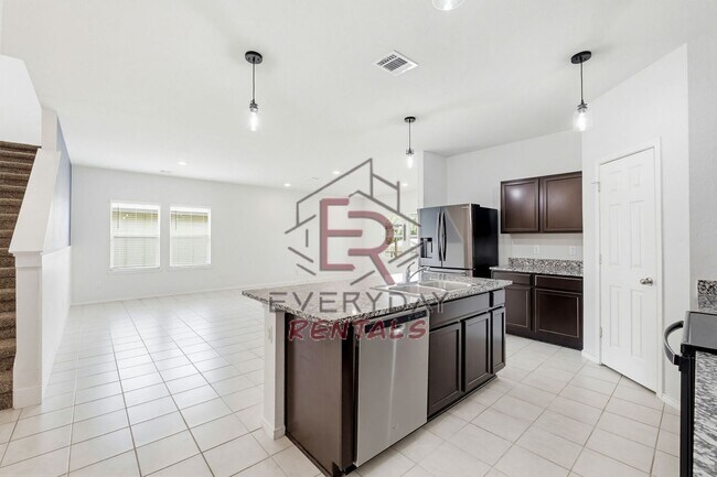 Building Photo - 4 bedroom 3 bath