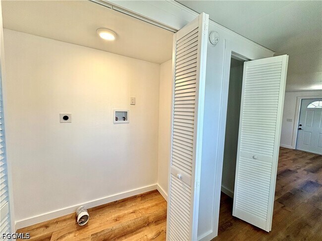 Building Photo - 5675 Pine Island Rd