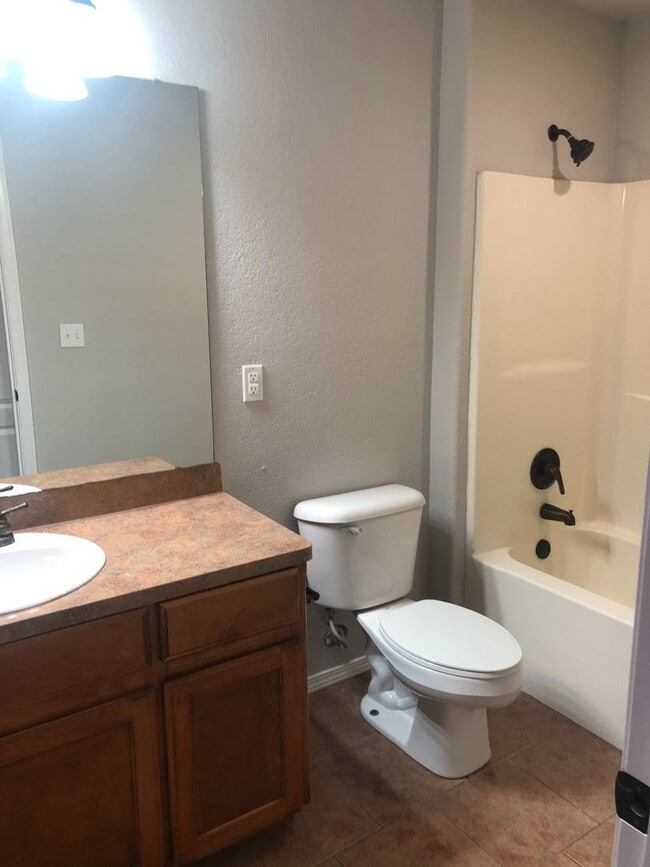 Building Photo - NICE 3 BEDROOM , TWO BATH HOUSE