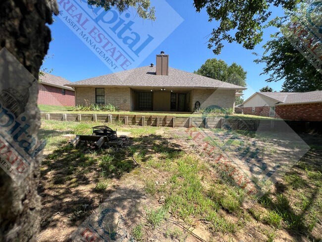 Building Photo - Spacious 4 Bedroom
