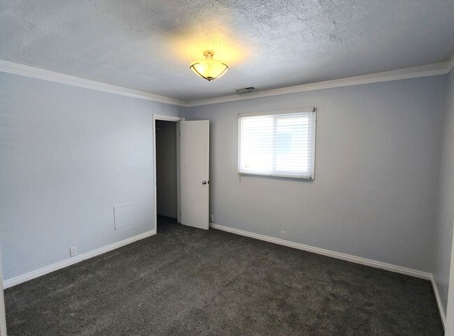 Building Photo - 3 Bd  1 Bath Home in Salt Lake City