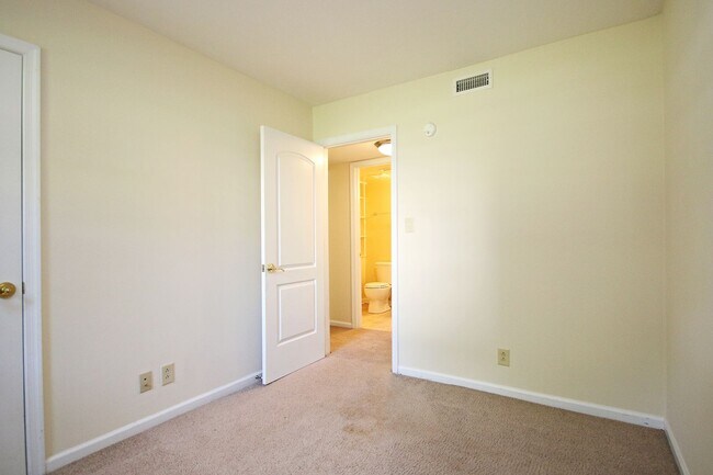Building Photo - Pet-Friendly Villas at Southern Ridge Apar...