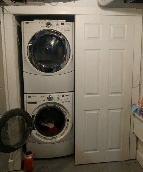 High Efficiency laundry Onsite in basement - 2004 Clay St