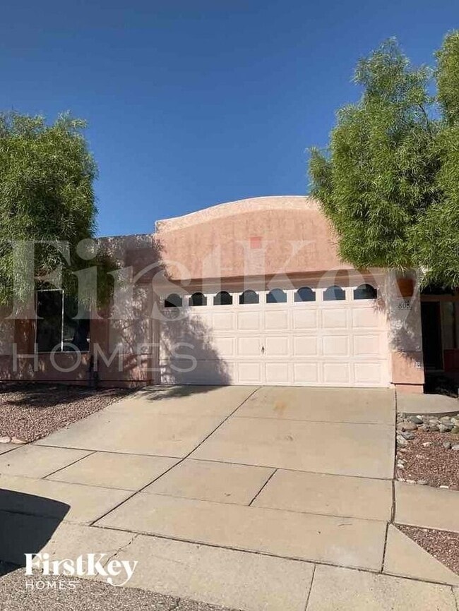 Primary Photo - 805 N Posthole Ln