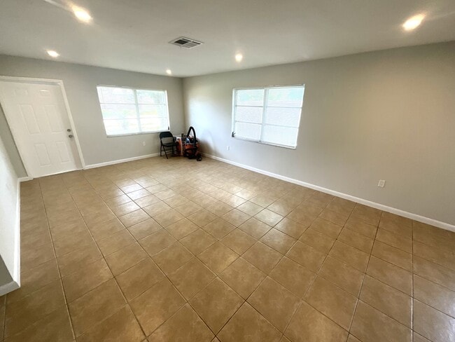 Building Photo - 610 SE 13th Ct