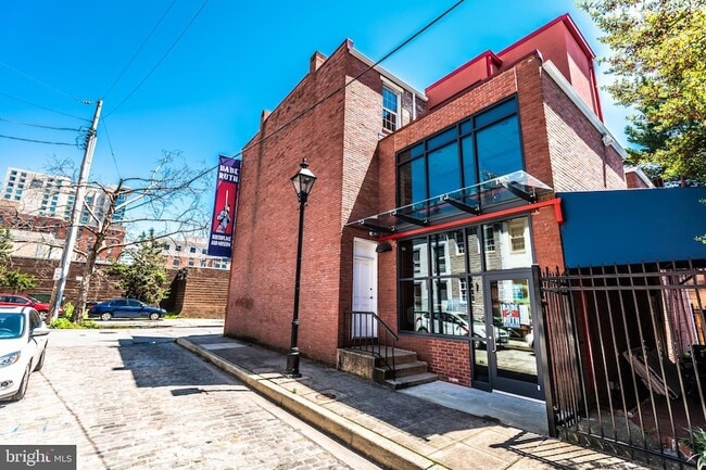 Building Photo - 640 Dover St