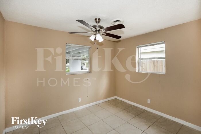 Building Photo - 351 SW 31st Ave