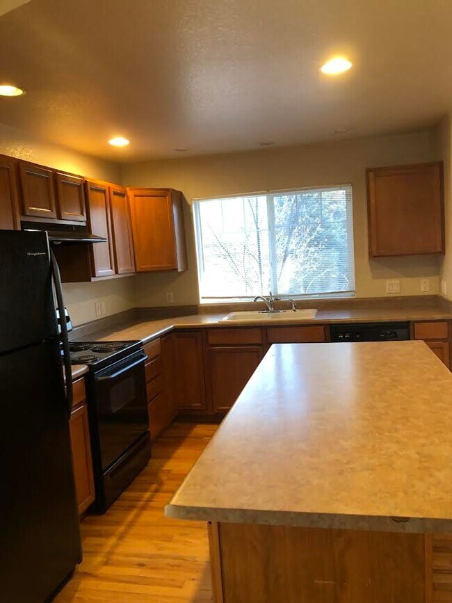 Building Photo - Charming 2br 1.5ba Two Level Condo in Dist...