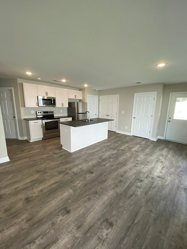 Building Photo - $500 OFF FIRST MONTHS RENT!