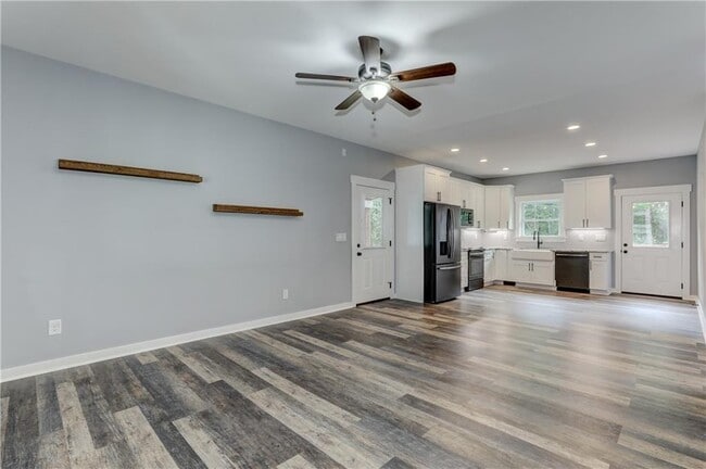 Building Photo - 623 Sweetwater Creek Dr