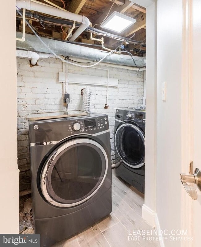 Building Photo - 624 Irving St NW