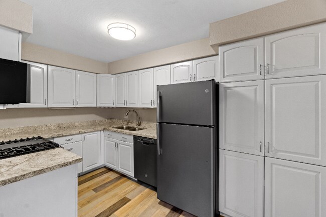 Building Photo - 4950 N Miller Rd