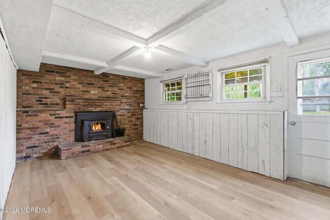 Building Photo - 536 River Dr