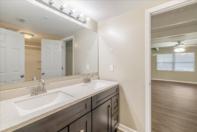 Building Photo - 207 Iris Cir