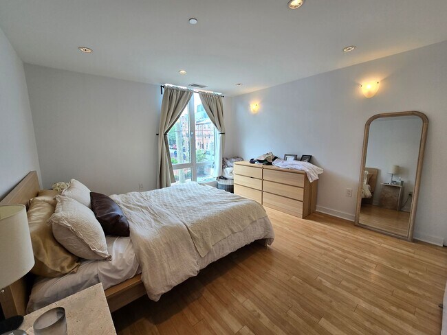 Building Photo - HUGE Stunning Bright 3 bed 2.5 bath loft i...