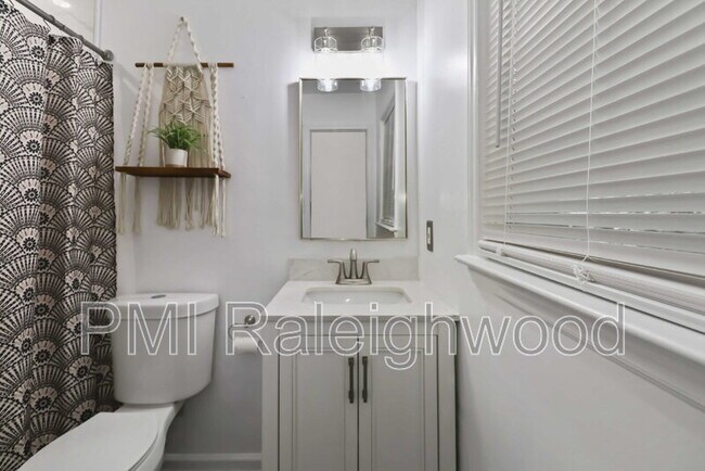 Building Photo - 5017 Gatewood Dr