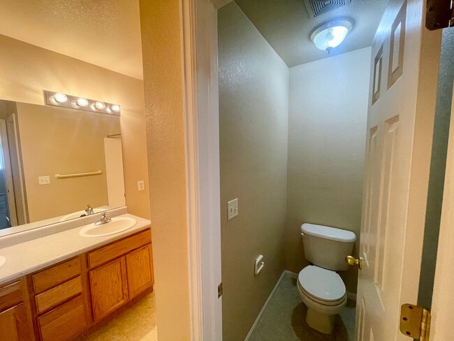 Building Photo - Amazing 3 bed, 3.5 bath Condo in Rigden Farm!