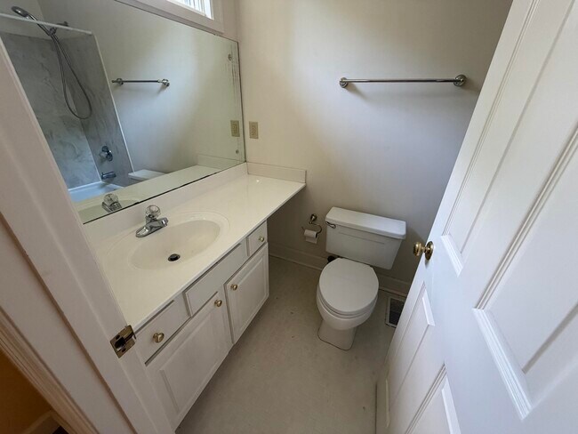 Building Photo - 1112 Pepperhill Cir