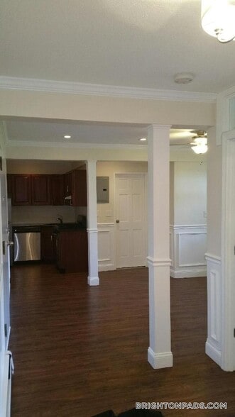 Building Photo - 142 Kenrick St
