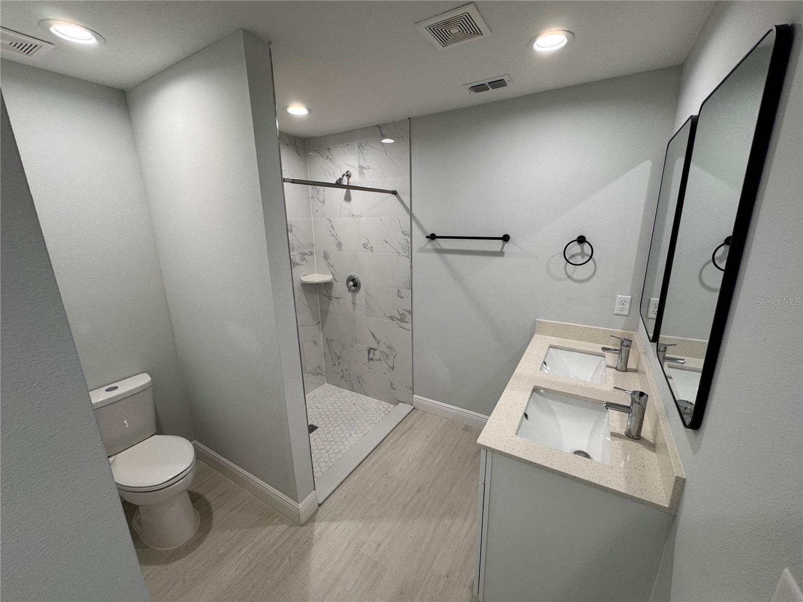 Building Photo - 4100 Mendoza Ave