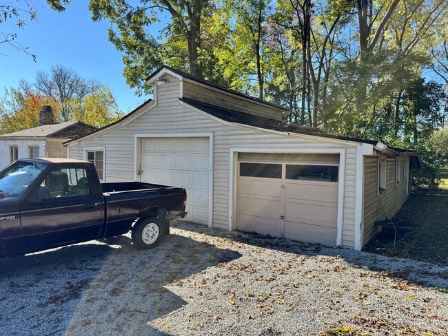 Building Photo - 3 Bed/2 Bath Single Fmaily Home