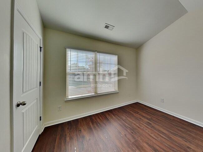 Building Photo - 147 Biscayne Terrace