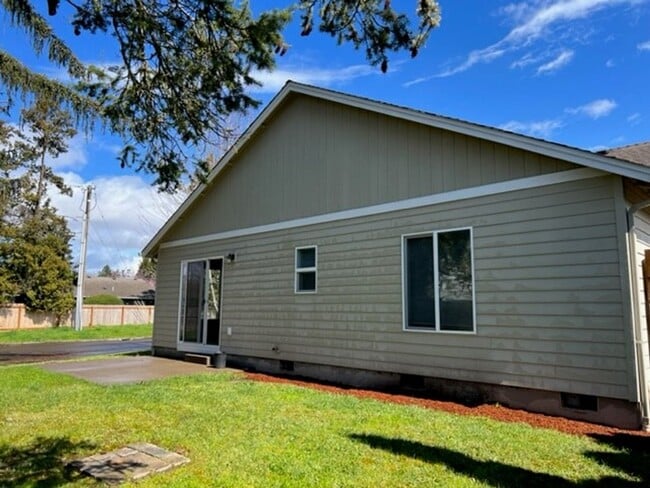 Building Photo - 3Bd/2Ba Single Story House - Available Soon!